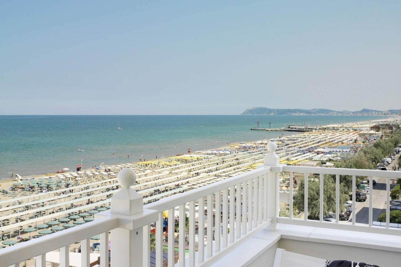 Hotel Tiffany'S Riccione Esterno foto
