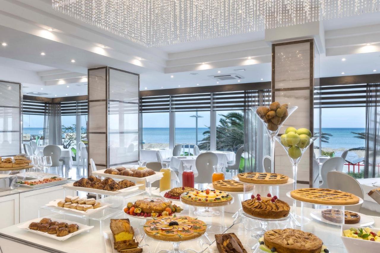 Hotel Tiffany'S Riccione Esterno foto
