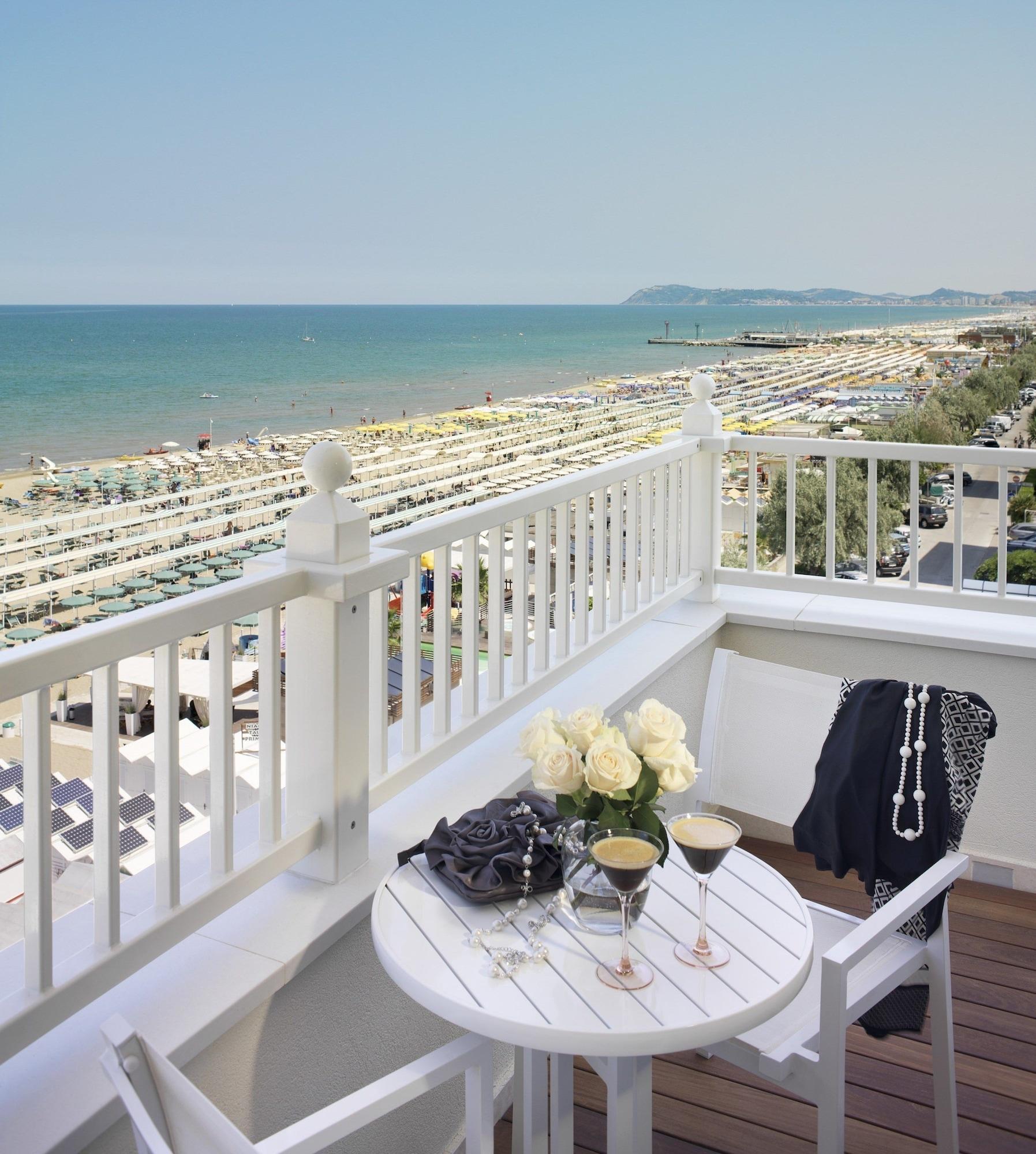 Hotel Tiffany'S Riccione Esterno foto