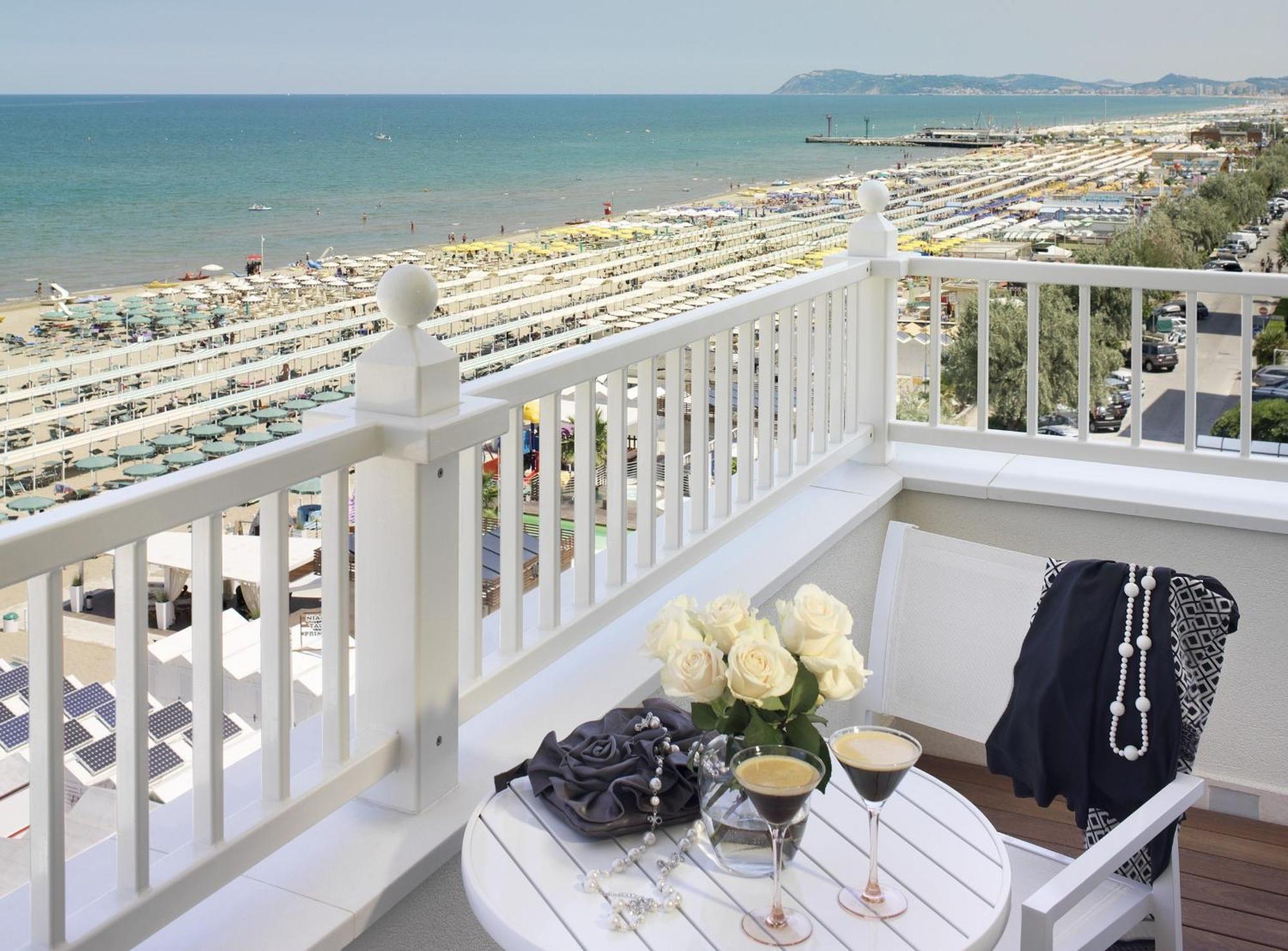 Hotel Tiffany'S Riccione Esterno foto