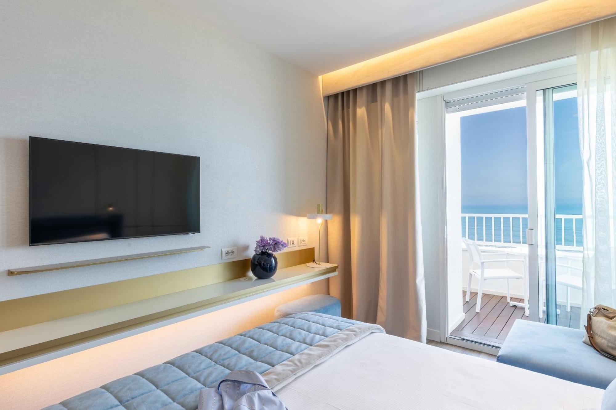 Hotel Tiffany'S Riccione Esterno foto