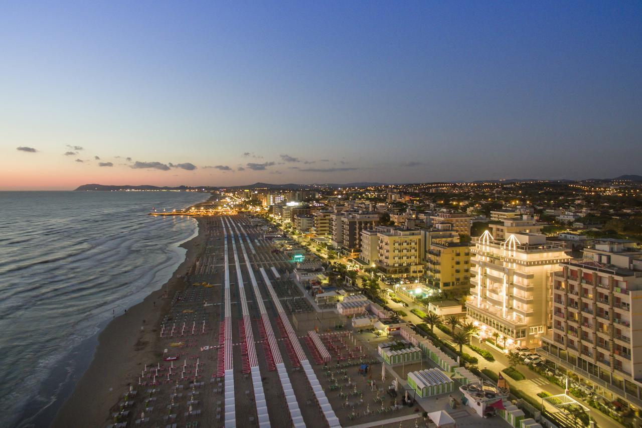 Hotel Tiffany'S Riccione Esterno foto