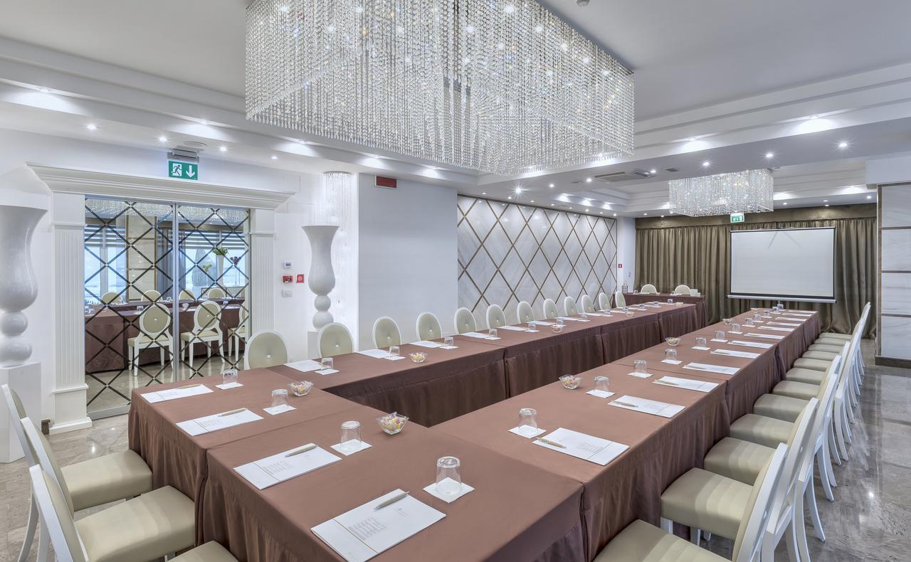 Hotel Tiffany'S Riccione Esterno foto